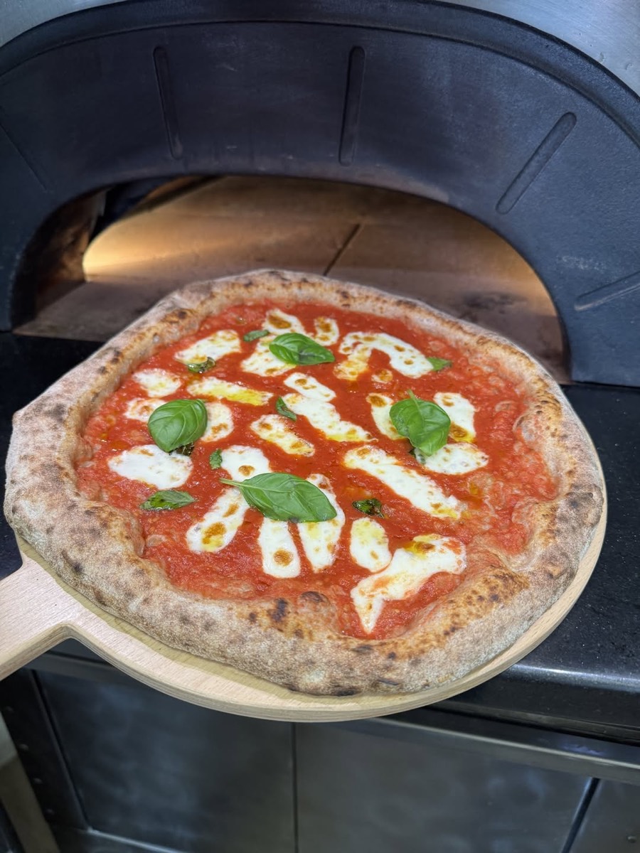 Margherita pizza fatálcán, San Marzano paradicsommal és friss bazsalikommal